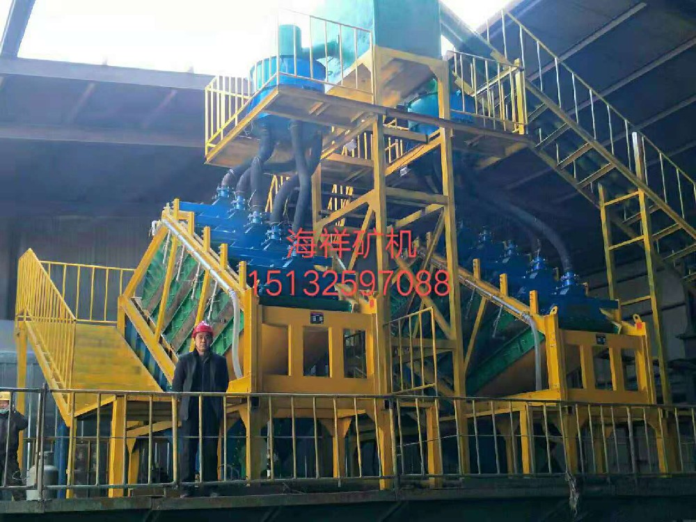 遵化市遠創科技有限責任公司售后人員為疊層篩客戶檢修設備